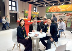 Rolf Vrolijk in de stand bij Goodfarmer