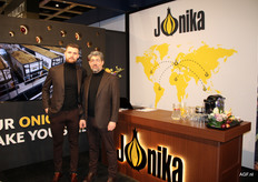 Matthias en José Nieuwenhuijse van Jonika.  Afgelopen zomer, bij de start van het nieuwe uienseizoen, deed Matthias als vertegenwoordiger van de vierde generatie zijn intrede als export manager bij het familiebedrijf