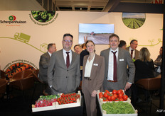 Ook Scherpenhuizen was weer met een stand op de beurs present. Op de foto: Olivier Tockook, Loridana Hagen en Heins Jakob Rattmann