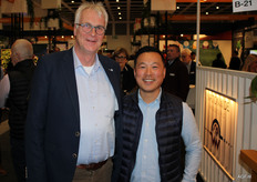 In de gangpaden komen we inkopers Henk Verwoert en Kees Yeung van Hanos tegen