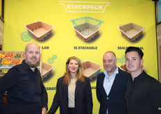 Nico van der Wel, Carina en Ronald Zwaga en Danny Vos (Nuniek en Smart Packaging Solution) presenteerden de Stackpack, een stevige topsealverpakking van massief karton, speciaal ontworpen voor groenten en fruit.