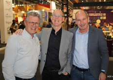 Krijn van der Bok en Edwin Noordermeer van Tuinderij Vers met in het midden Maurice Wubben, die een retailtour in Berlijn organiseerde