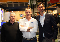 Will te midden van Barry Vermulm van Bakker Barendrecht en Martijn Schot van Albert Heijn