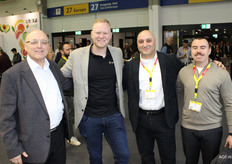 Osman en Resat Aritan en Didier Jagt van Purnatur met Max Nordstrom van FG Centralen·