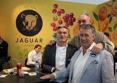 Ron Jongejan, John van Duijvenbode en Kees Rijnhout in de Jaguar-stand