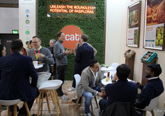 Enmanuel van Voorthuizen in gesprek in de Ocati-stand