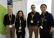 Eline Disselhorst (links) van Blonk Sustainability, onderdeel van Mérieux NutriSciences.