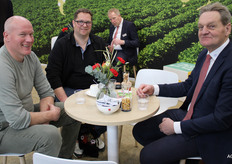 Jelle Bos (rechts) ontvangt Mark Kouters en Paul Midden in de HZPC-stand