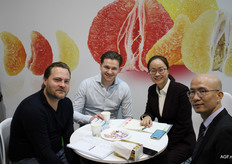 Niels van Nunen en Dave van Bladel van Aartsen op bezoek bij hun Chinese leverancier