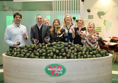 Avocado's jongleren bij Westfalia: Pedro Telez, Jorg Brouwer, Annabel Konst, Celine de Groot, Lisette van der Linden, Bernedette van der Kolk en Yolanda Duque