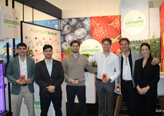 Growers Packers, van versgepelde knoflook tot fruit: RUben, Pablo, Martinique, Rick, Jacques en Loes