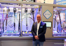 Niels Vogelaar (Viscon) naast de Swift Picker die na de beurs naar een paprikaklant gaat, om er stoplichtverpakkingen mee te produceren.