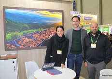 Arjen de Haan van Nature's Pride op bezoek bij Ariana Echevarría en Rodrigo Bedoya van La Grama.