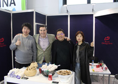 Fred Fan, Hans van der Meulen, Tom Bi en Catherine Shao van Jining Land Produce