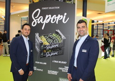 Sapori van Wim Peters Kwekerijen met 3 verschillende cherry Tomaatjes in 3 verschillende kleuren en 3 verschillende smaken. Dat maakt het tot een uniek product. Op de foto Tom Peters en Niels Roijakkers.