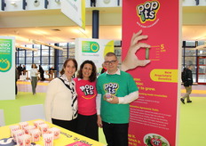 Liora Lifshits, Myriam Bin-Nun en Stephan Vonk van Harmoniz en Mastronardi Produce. Ze hebben samen een nieuwe categorie komkommers op de markt gebracht. Deze komkommer zit tussen de 4 en 5 cm en in 1 hap eten.