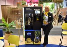 Fyffes International S.A. Michaela Schneider bij hun innovatie op de beurs, de Hepro ananas slicer