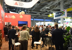 Drukte op de stand van Port of Antwerp-Bruges voor de jaarlijkse happy hour aan het einde van de eerste beursdag