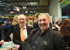 Jan Simons van EuroFruitPorts en Erwin Rooms (Eolis) hadden voor de gelegenheid een Primeur om te lezen