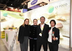 Leonie Kahl, Min Li, Sophie Ye en Walter Wang poseren trots voor de eerste stand van het bedrijf op de Fruit Logistica. Een positieve beurs en een goede keuze, zo beschreven ze de eerste deelname als standhouder