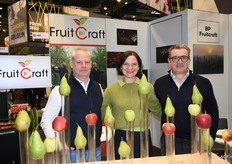 Tim Pittevils, Natalia Perevertaylo en Wendy Bangels van BP Fruitcraft bij de opvallende appel/peer constructie op de stand van het bedrijf