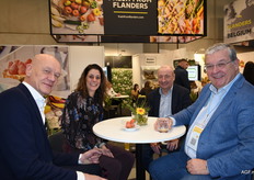 Ton van Dalen, Silvia Janssen-Voorbij (Oxin Growers) met Maarten De Moor (LAVA) en Luc Vanoirbeek (VBT). "Nederland en België zoeken toenadering tot elkaar", klinkt het mysterieus.