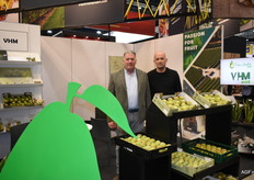 Christophe Van Haelst en Francesc Salata Costa van VHM Fruit Trade/Van Haelst Fruit. Centraal op de stand stond het nieuwe merk Deliscala, waarmee het bedrijf peren naar de Chinese markt exporteert