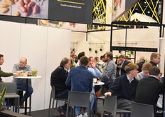 Het einde van de dag werd door de Belgische standhouders traditioneel afgesloten in het VLAM-café. Overigens ook geliefd bij menig ander beursbezoeker