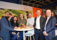 Abdullah qureshi, Batuhan Can, Robert Crone en Erik van Geest van SmartSense met Nard Clabbers van Brightlands Campus Greenport Venlo en Jack Vera van de Nederlandse Ambassade
