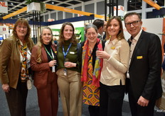 Muriël Halling van het GroentenFruit Huis en tevens eventmanager voor de beurs, Gianna Corbella en Laura Vollebregt van de NL/DE Handelskamer met Stefanie Wichmann en Lara Kleinkauf van Fruit Logistica