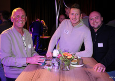 Corné van Winsen van ZON met Tim Sonneveld en Frans van der Burg van Rainbow