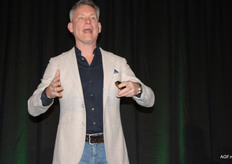 Arno Folkerts belichtte op humoristische wijze hoe mensen omgaan met verandering en hoe ons brein daar op reageert.