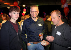 Twam Bongers van ZON te midden van telers Tim en Peet Withagen van Zonnekreek