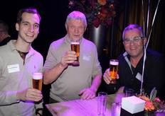 Proost! Ricky Gommans (ZON), Boy Kluijtmans (Mts S en G Kluytmans Gortz) en Rinie Bosch
