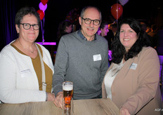 Nicole van Thienen en Peter Verberne (Verberne Kwekerijen) met Anne Feldbusch (ZON)
