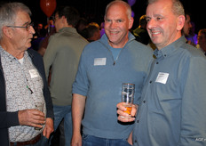 Peter Neessen, Harrie Linssen en Twan Wulms druk in gesprek