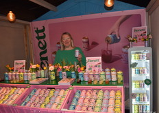 Nieuw op de beurs en nieuw in Nederland: Melissa den Beer-Poortugael van Renett (ook bekend van Notengaard Veld 4) met de sprankelende sappen in 8 smaken