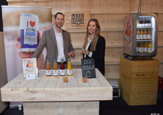 Gert-Jan Hiel en Roos Vogelaar met de sappen van Zeeuwse Zon