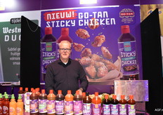 Arnold Zwoferink van Go-Tan had bijna het hele assortiment aan sauzen meegenomen
