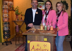 Carlo, Amber en Annemijn van de Appelaere lieten de bezoekers ook weer een lekker sapje proeven