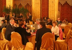 EÃ©n van de tafels met leden van de Nederlandse delegatie.