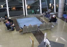 Wachten, wachten en nog eens wachten op het vliegveld van Cairo. Onze vlucht vertrok 's nachts om 4.20 uur lokale tijd.