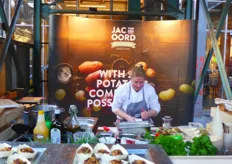 Live cooking: Jac van Den Oord laat zien (en proeven) hoe veelzijdig een aardappel is.