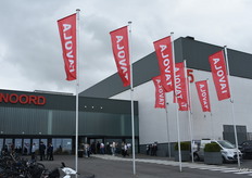 De vlaggen hingen uit voor de ingang van de Kortrijk Xpo