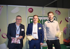 Jan Vandenabeele, Jarne Dejonghe en Maxime Roussel van Roussel Onions, dat het nieuwe vacuümverpakte gamma op de beurs introduceerden.