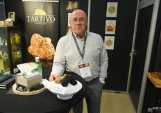 Yves Gielen van truffelspecialist Tartivo. Hier met verse witte en zwarte truffels