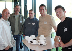 Marco de Jong (Oxin Growers) met Robert Vogel en John van Lieshout van AGF-Direct en Dirk en Kian Spruit van Spruit Witlofkwekerij