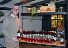 Een liefdevol welkomstdrankje van verkoopadviseur Frederik de Koning van Schulp Sappen. Uit de friszure, roodvlezige Redlove appel perst Schulp het rode Redlove appelsap.