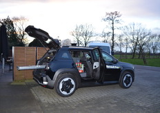 Renault 4 Cargo is een omgebouwde elektrische personenwagen die is omgebouwd tot bedrijfswagen. De achterbanken zijn verwijderd en mag rijden met eengrijs kenteken. “Uniek in de markt. Hiermee kunnen ondernemers bezorgen in emissievrije zone’s zonder dat ze een dure elektrische bus hoeven aan te schaffen.”
