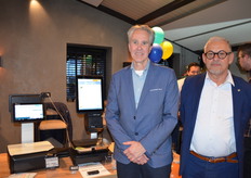 Henk Kos en Johan van Goor van DigiNederland. De nieuwste weegschalen kunnen met behulp van een detectiecamera en AI producten herkennen